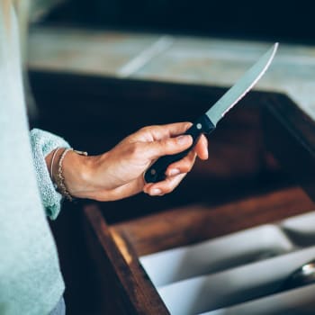 Žena s kuchyňským nožem