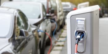 Korporace chtějí povinně elektrická firemní auta už v roce 2030. Návrh poslaly do Bruselu