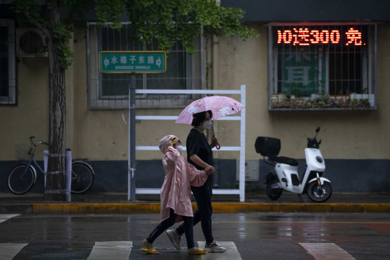 Několik lidí zahynulo a další se pohřešují po čtvrtečních bleskových záplavách v západní Číně, která se v různých částech země potýká jak s letními dešti, tak s velkými vedry a suchem. 