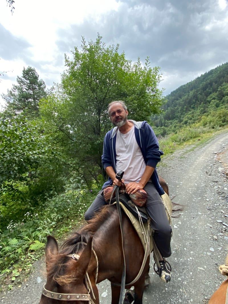 V Gruzii si Honza Dědek vyzkoušel jízdu na koni divokou přírodou. Kovboj z něj prý nebude.