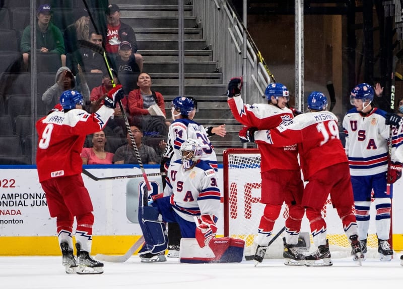 Čeští hokejisté do 20 let porazili ve čtvrtfinále odloženého MS USA.