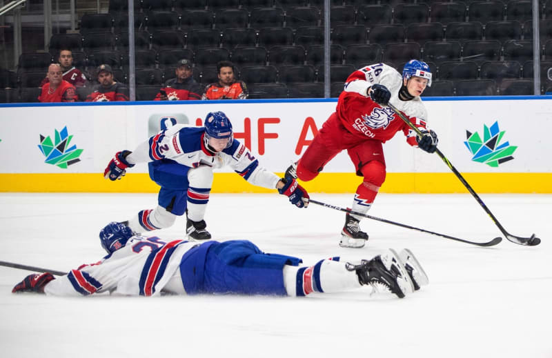 Čeští hokejisté do 20 let senzačně porazili ve čtvrtfinále MS favorizované USA.  