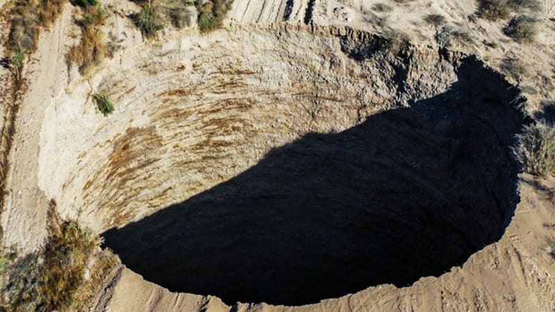 Gigantická díra se záhadně zjevila v poušti. Dron natočil úkaz, který může zabíjet