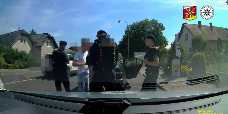 Mladíci v BMW mávali na policisty vztyčenými prostředníčky