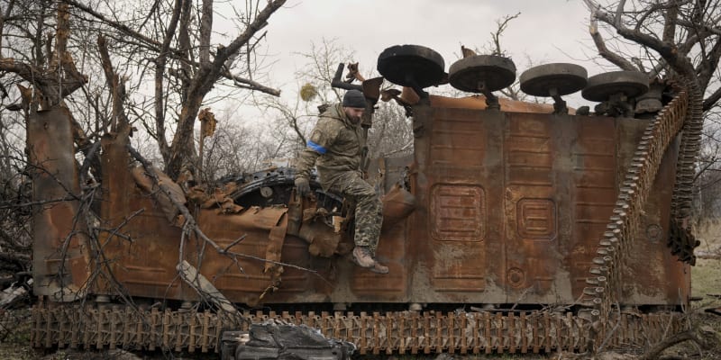 Ukrajinský voják na troskách tanku v Andriivce