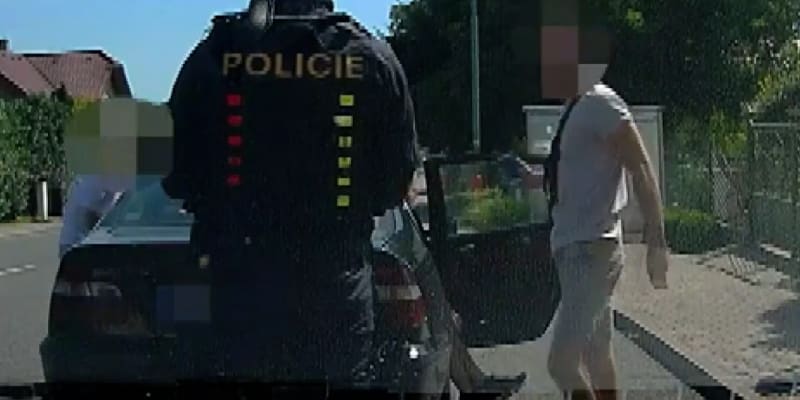 Mladíci v BMW mávali na policisty vztyčenými prostředníčky