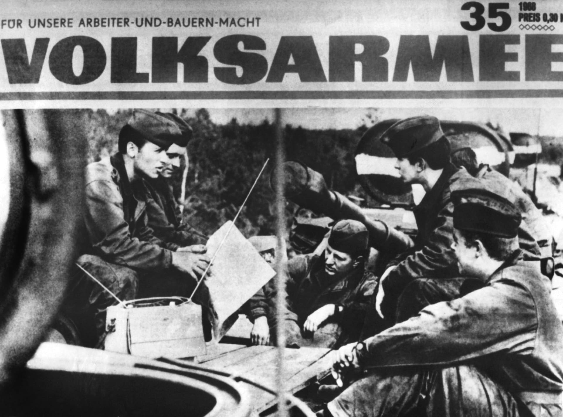 Východoněmečtí vojáci na titulní straně armádního týdeníku Lidová armáda z 29. srna 1968