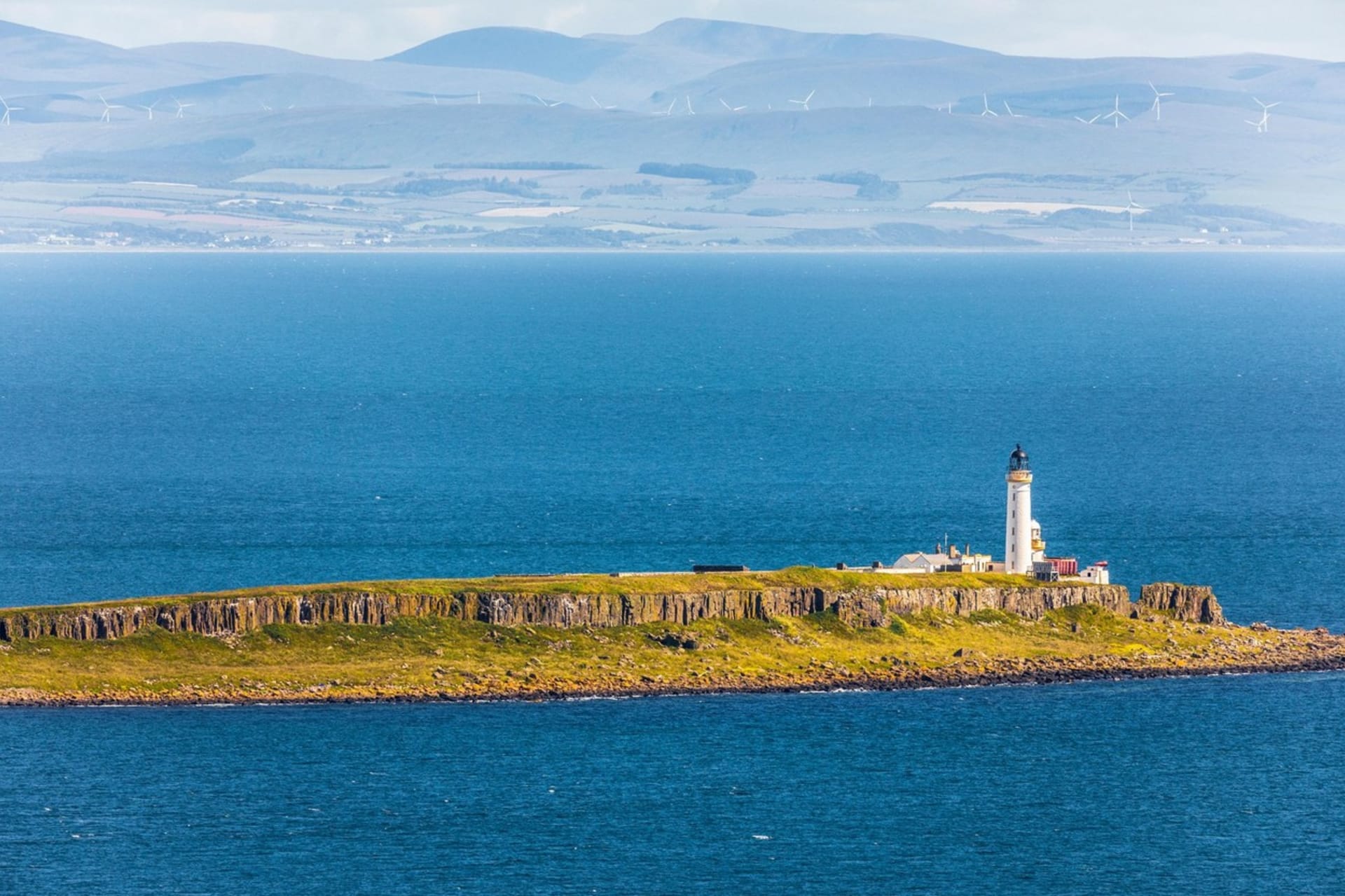Pladda je neobydlený ostrov 1 km od jižního pobřeží ostrova Arran ve Firth of Clyde, západní Skotsko