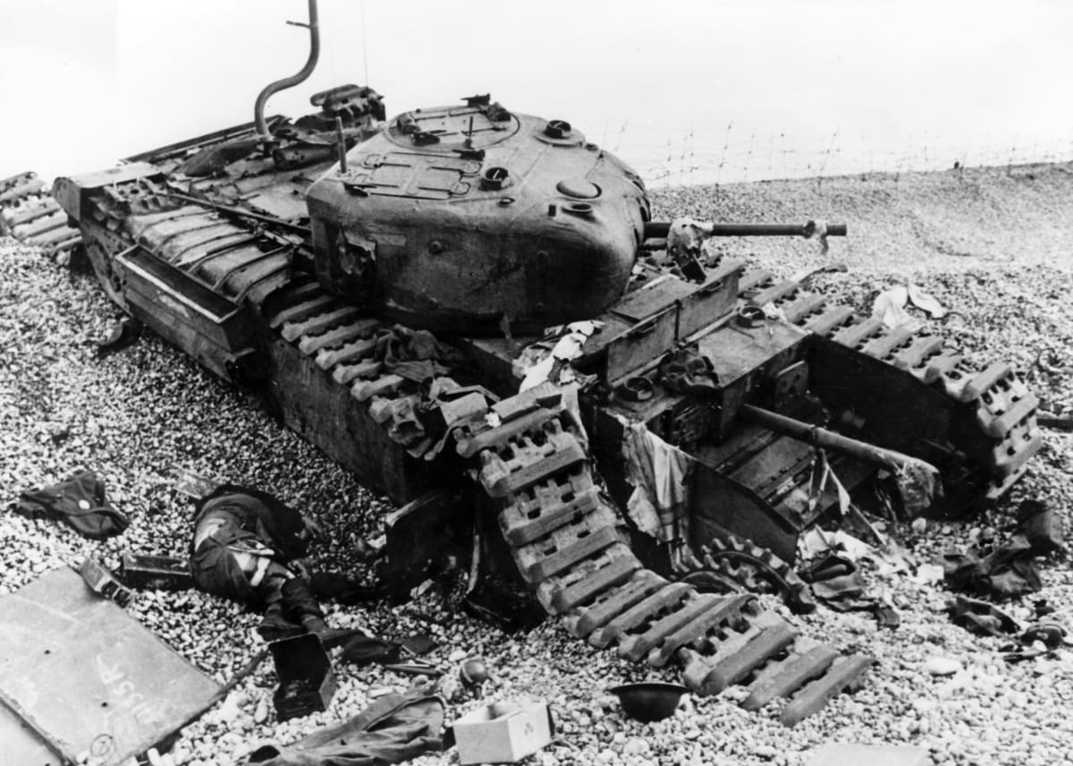 Zničený tank Churchill na pláži u Dieppe
