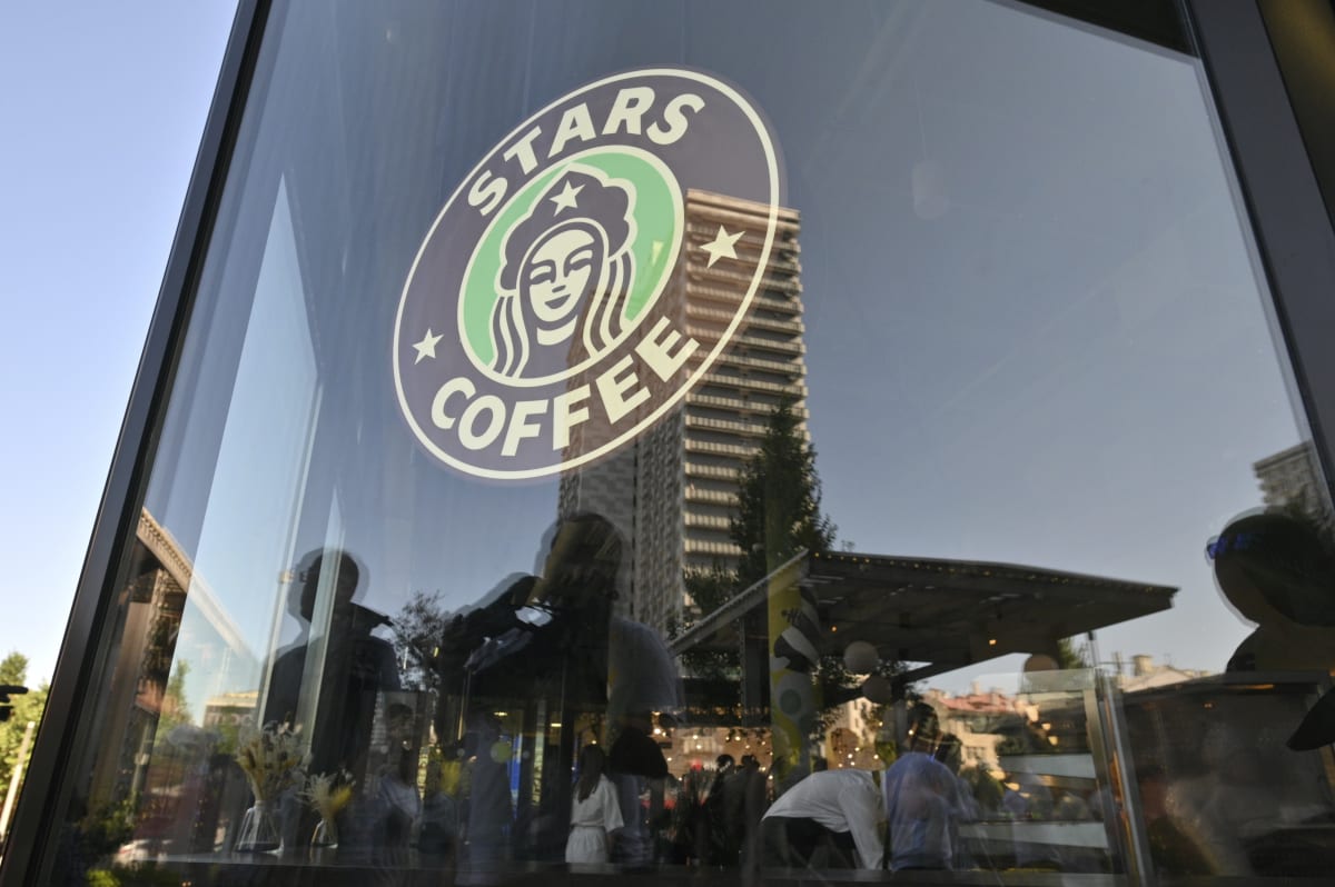 Rusové otevírají náhražku kavárenského řetězce Starbucks