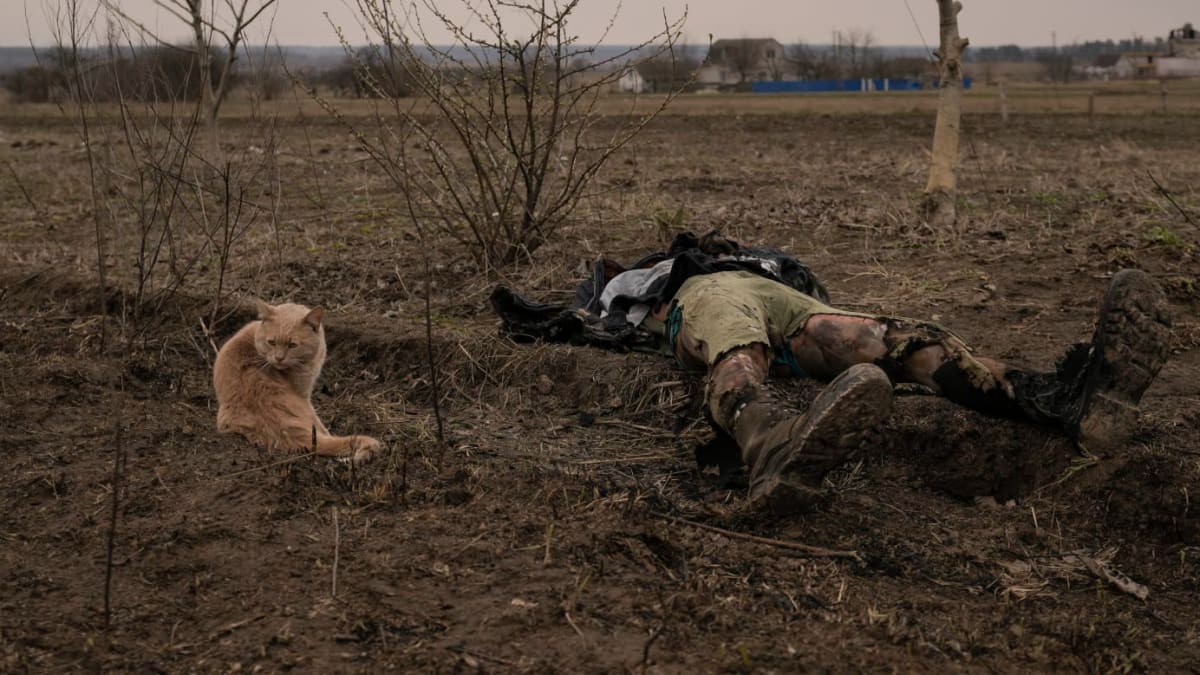 Tělo zabitého civilisty ve vesnici Andriivka (duben 2022)