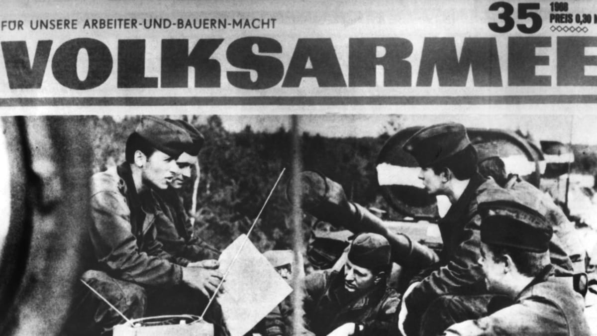 Východoněmečtí vojáci na titulní straně armádního týdeníku Lidová armáda z 29. srna 1968