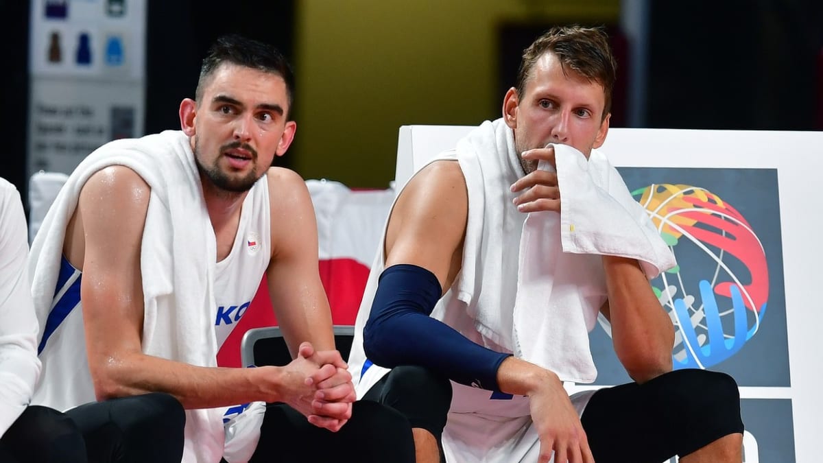 Tomáš Satoranský a Jan Veselý při utkání české basketbalové reprezentace v roce 2021 