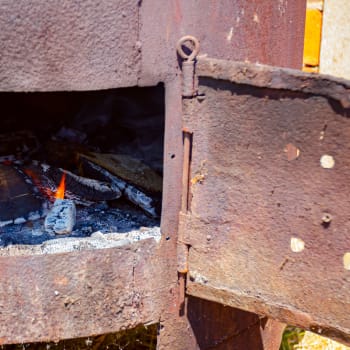 Čtyřiatřicetiletý Vladimír chtěl spálit tělo své sousedky v podomácku vyrobené peci.