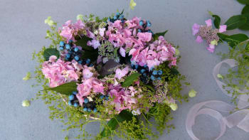 Sváteční věnec ze tří druhů hortenzií. Vyzdobte si nedělní stůl květinami!