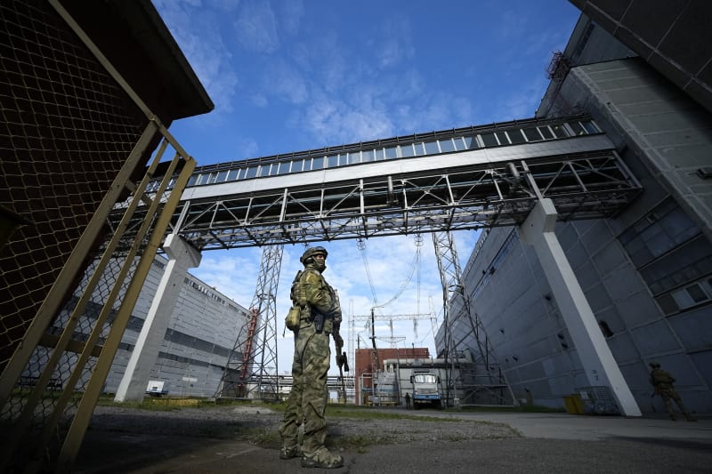 Ruští vojáci aktuálně ovládají ukrajinskou Záporožskou jadernou elektrárnu.