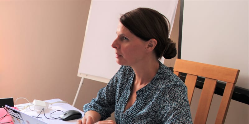 Lucie Řehoříková, v letech 2014 až 2020 ředitelka Českého centra v Kyjevě. Na snímku při výuce češtiny pro ukrajinské uprchlíky