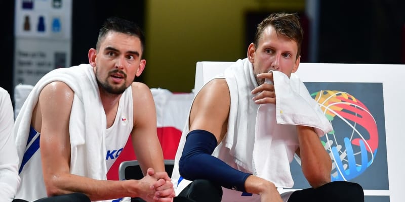 Tomáš Satoranský a Jan Veselý při utkání české basketbalové reprezentace v roce 2021 