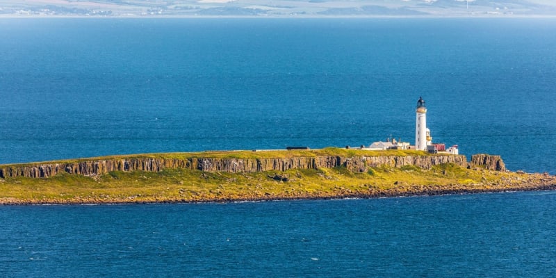 Pladda je neobydlený ostrov 1 km od jižního pobřeží ostrova Arran ve Firth of Clyde, západní Skotsko