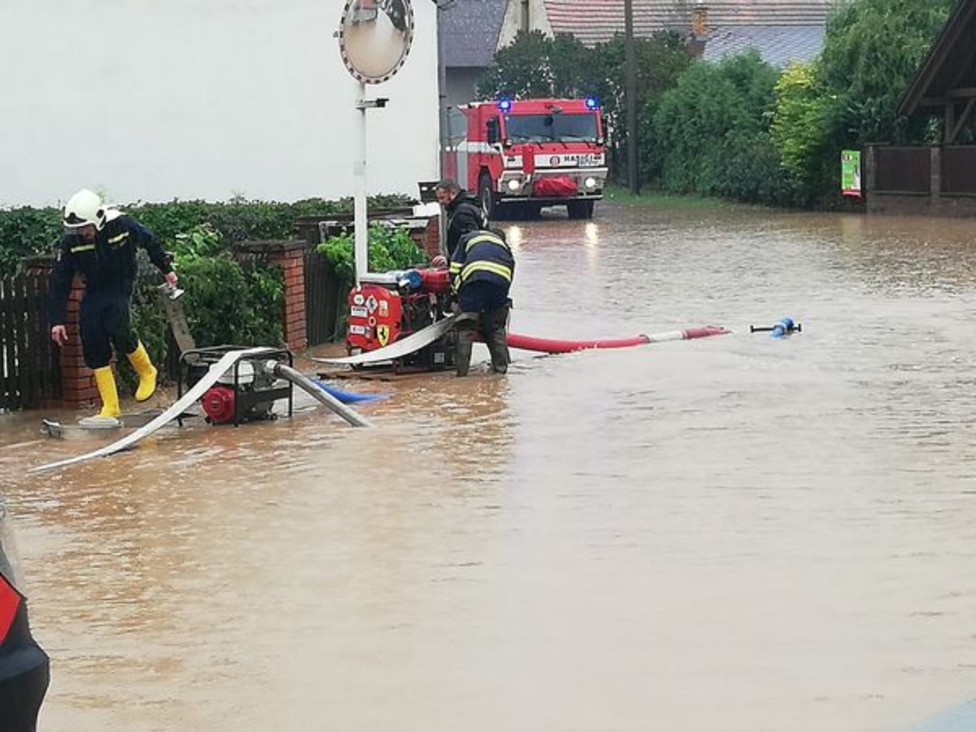 SDH Mirošov bojuje s následky vydatných dešťů