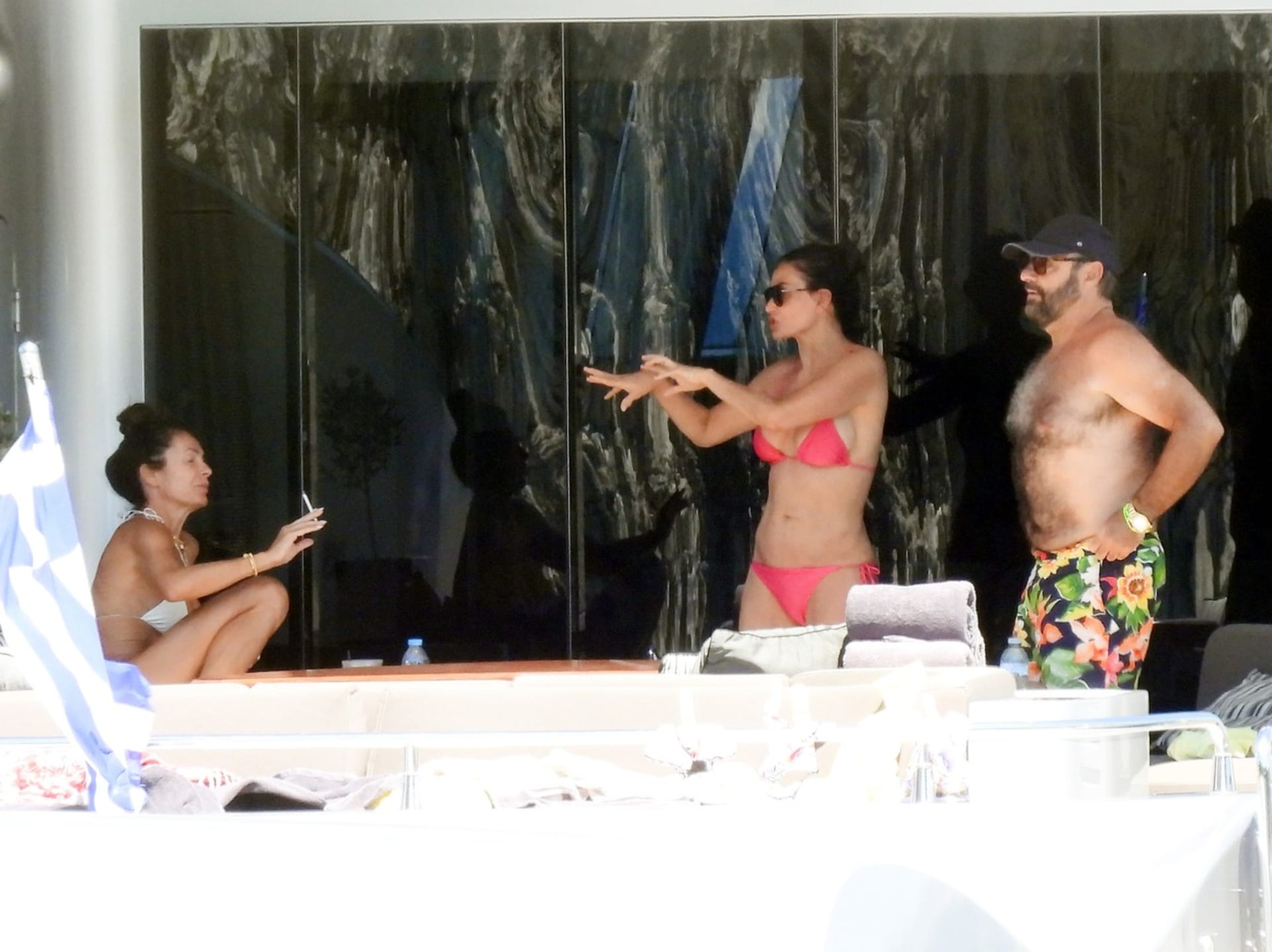 Demi Moore je na dovolené v Řecku s přáteli