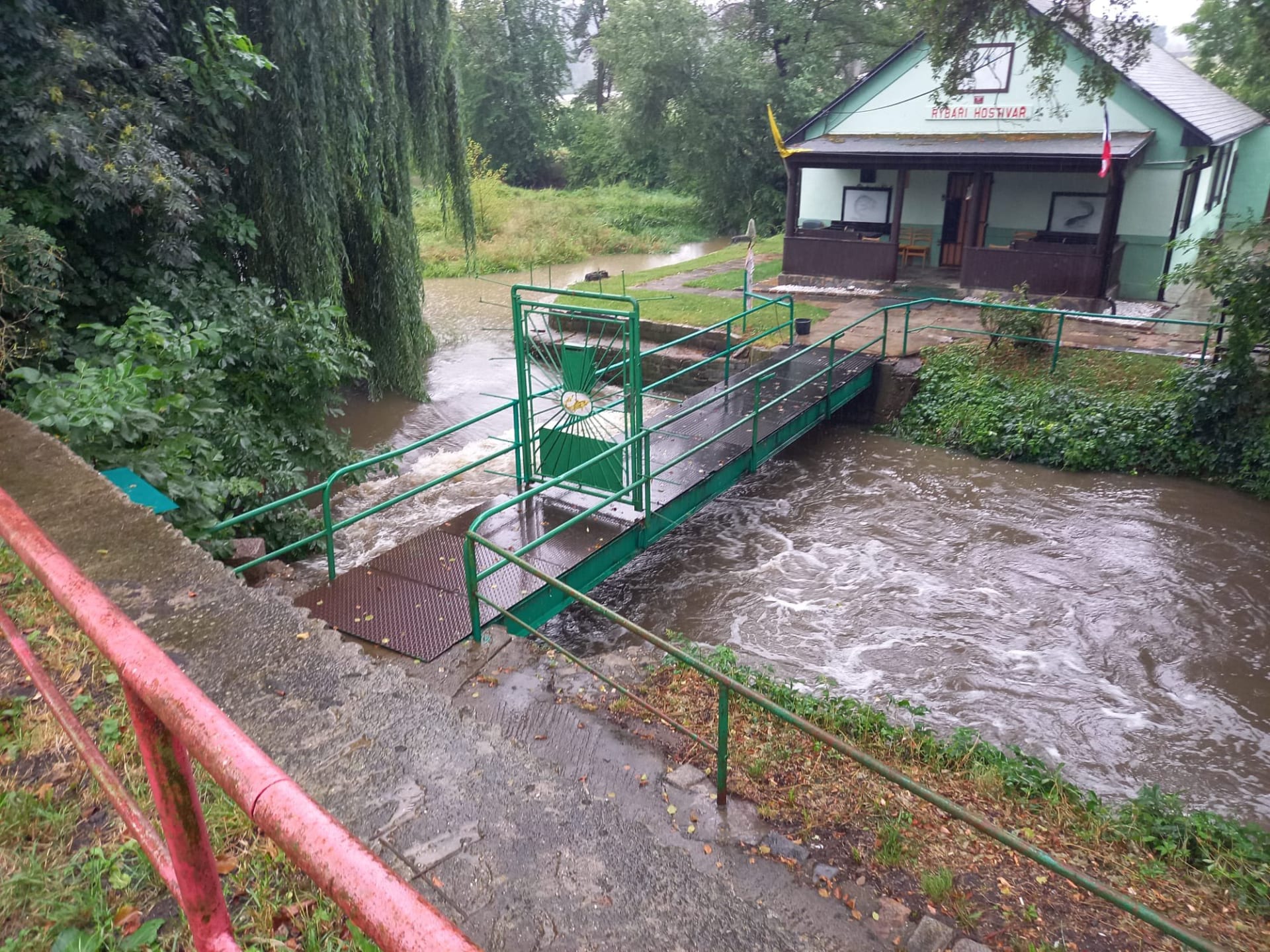 Na Plzeňsku a v Praze hrozí záplavy. Na západě Čech panuje extrémní stupeň ohrožení