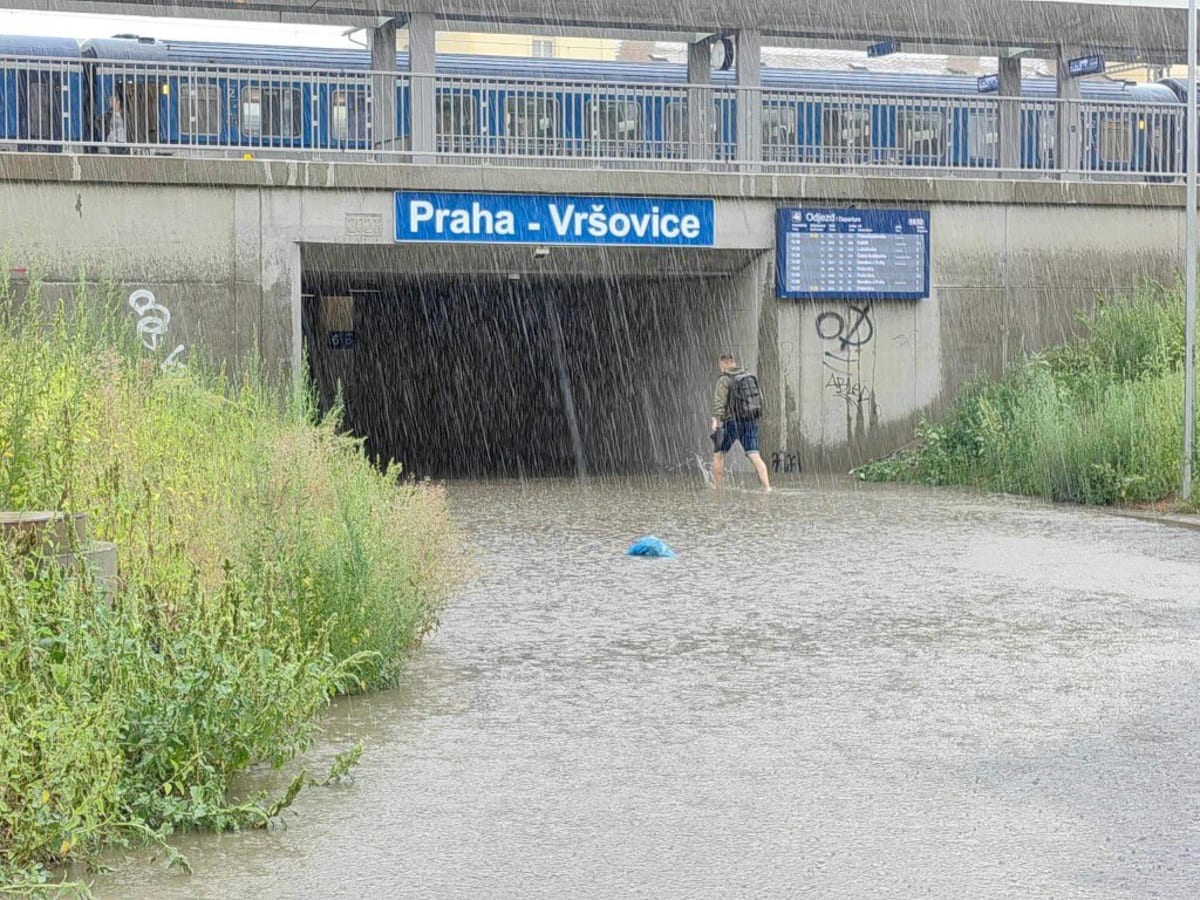 Na nádraží ve Vršovicích je zaplaven podchod. Na místě jsou hasiči.