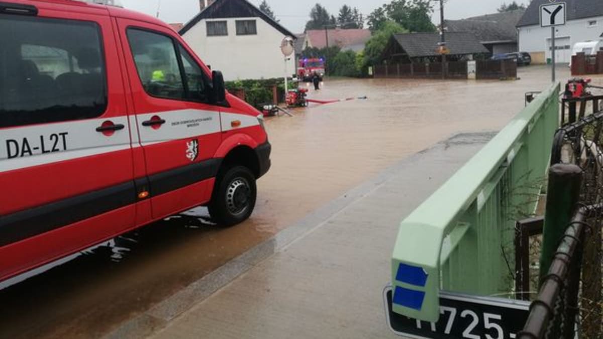 S následky vydatných dešťů bojovali mimo jiné i dobrovolní hasiči z Mirošova.