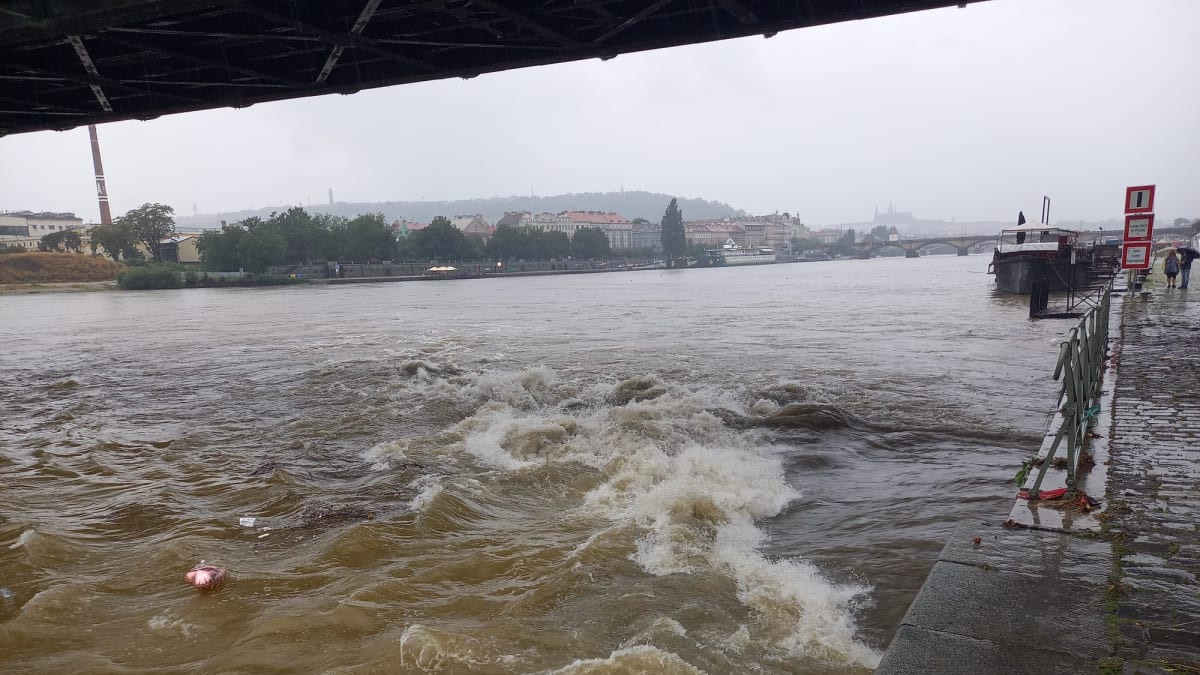 Do 16. hodiny hasiči v Praze evidují více než padesátku případů spojených s vydatným deštěm. 