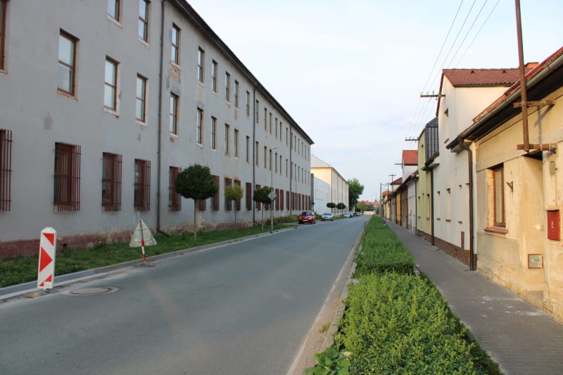 Ulice Prokopa Velikého ve Vysokém Mýtě. Vlevo sovětská kasárna, vpravo domy domorodců. 22 let to bylo pekelné soužití.