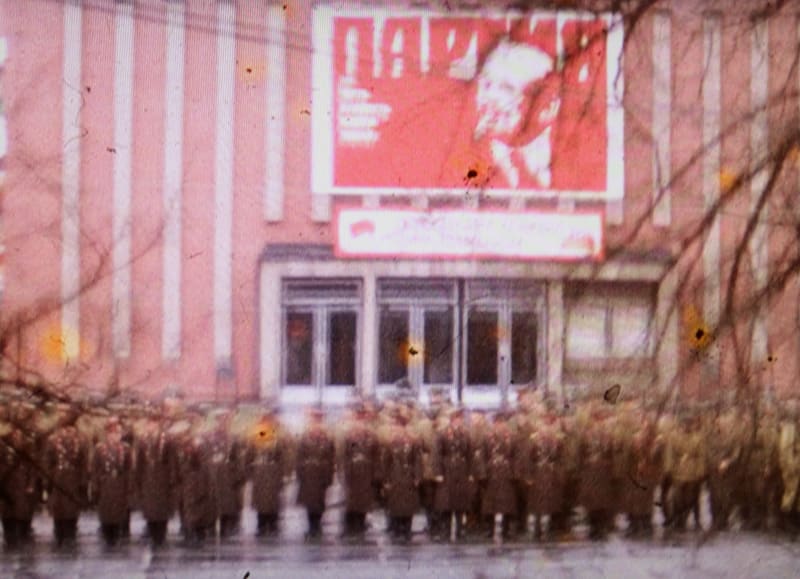Sovětský posádkový dům kultury ve Vysokém Mýtě v době okupace. Lenin na billboardu