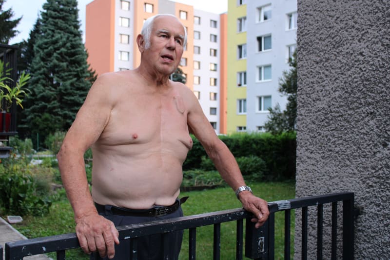 Vyfotografovat se nechají jen ti občané Vysokého Mýta, kteří stojí za Ukrajinou a přejí porážku Rusku. Toto je Emil Synek, který žije na sídlišti hned u bývalých sovětských kasáren.