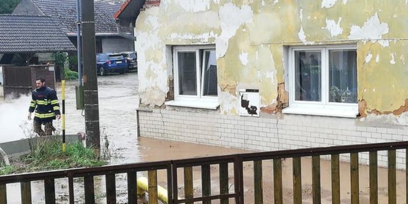 SDH Mirošov bojuje s následky vydatných dešťů.