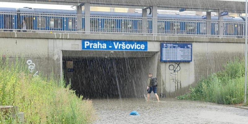 Na nádraží ve Vršovicích je zaplaven podchod. Na místě jsou hasiči.