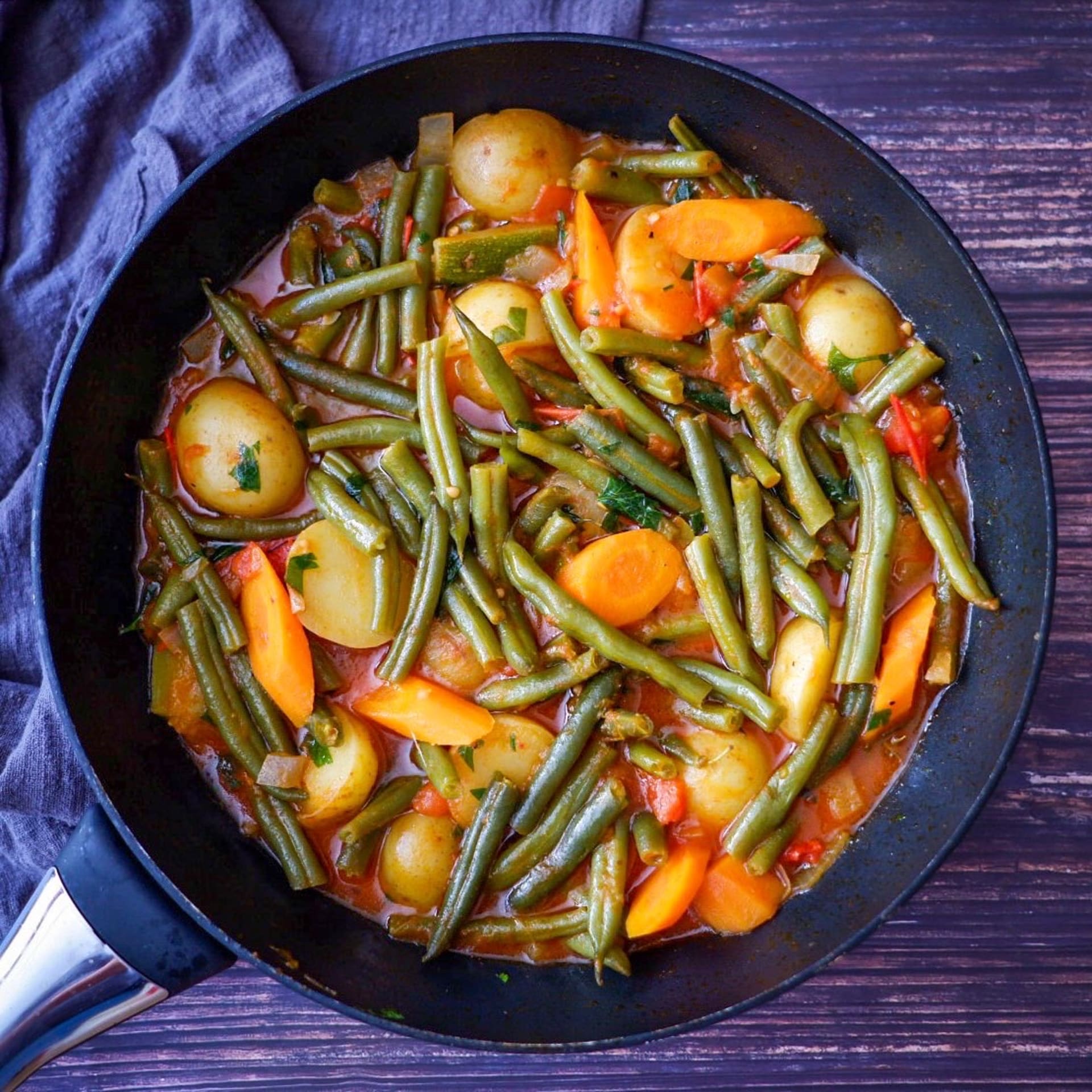 Fasolakia – řecké zeleninové stew s fazolkami, brambory a rajčaty 2