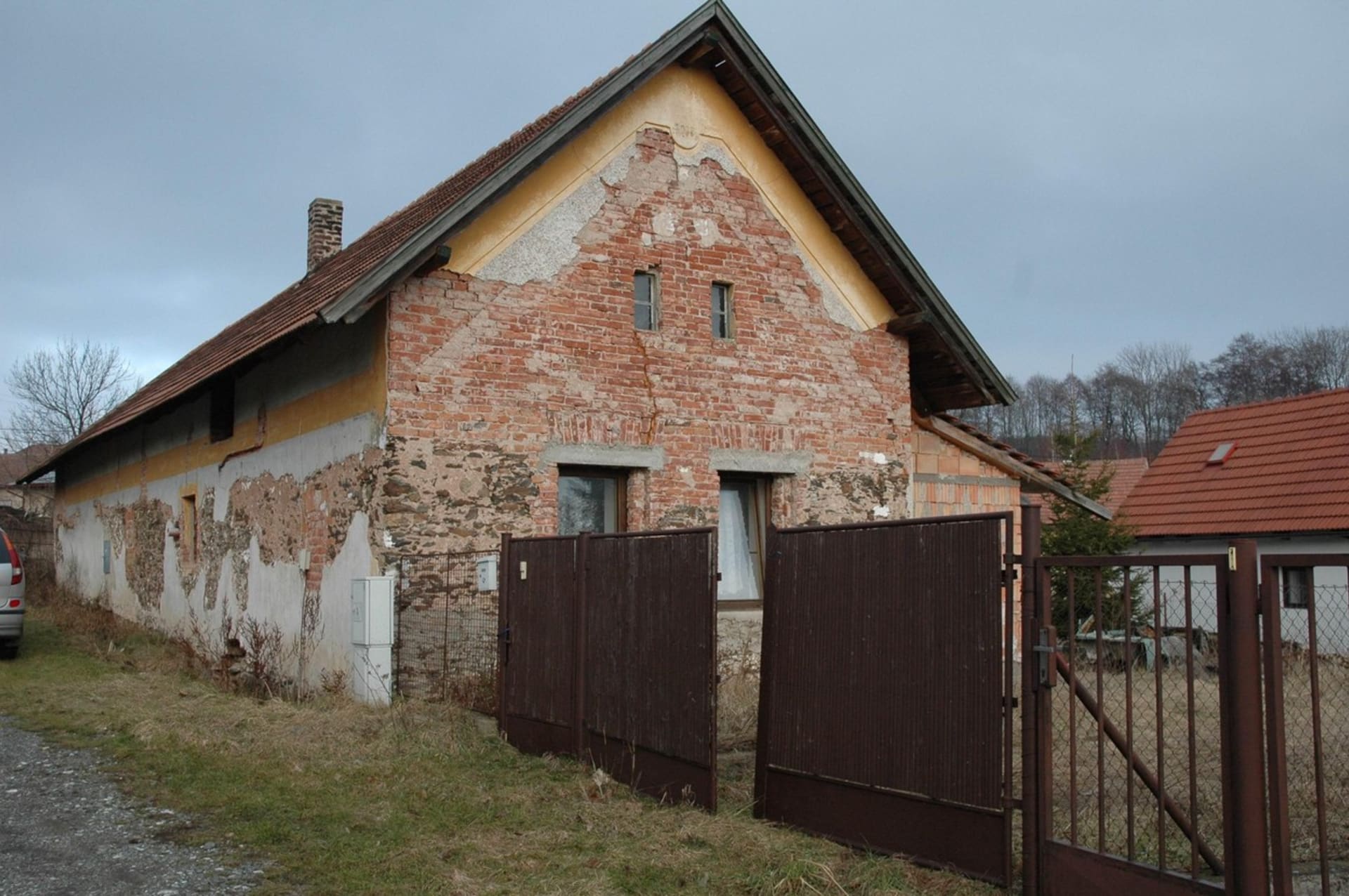V tomto domě ve Skoranově žil uprchlý Pavel Němeček s údajně mladou slečnou než byl zatčen a uvězněn.