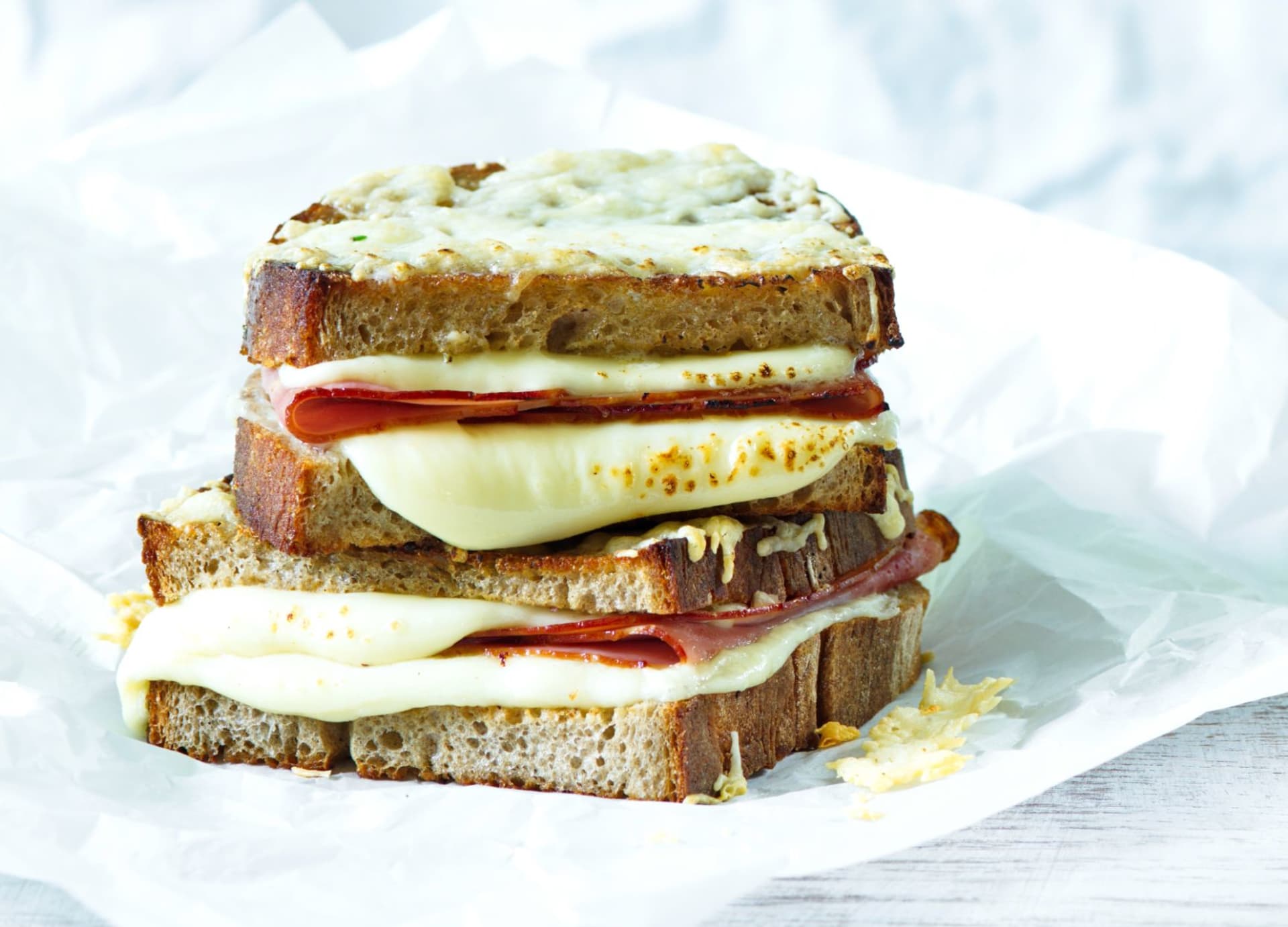 Croque-monsieur – slavný francouzský sendvič je opravdu k nakousnutí