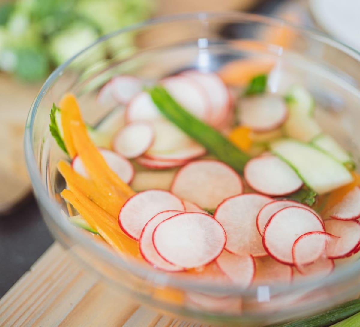 Nakrájenou zeleninu marinujte v nálevu z octa, cukru a soli
