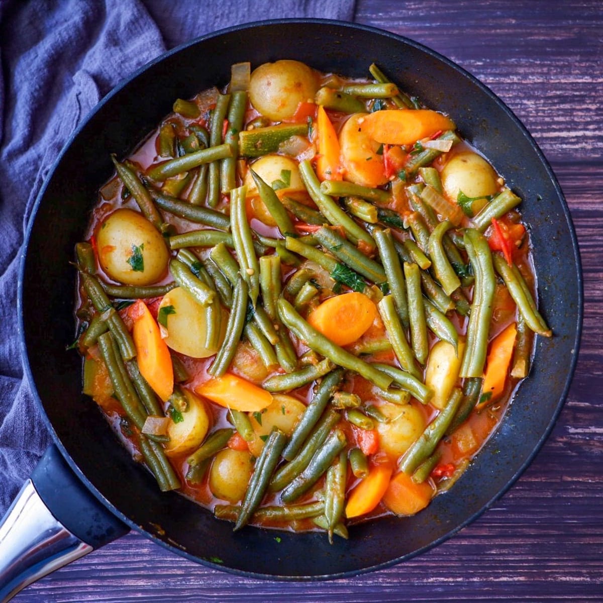 Fasolakia – řecké zeleninové stew s fazolkami, brambory a rajčaty