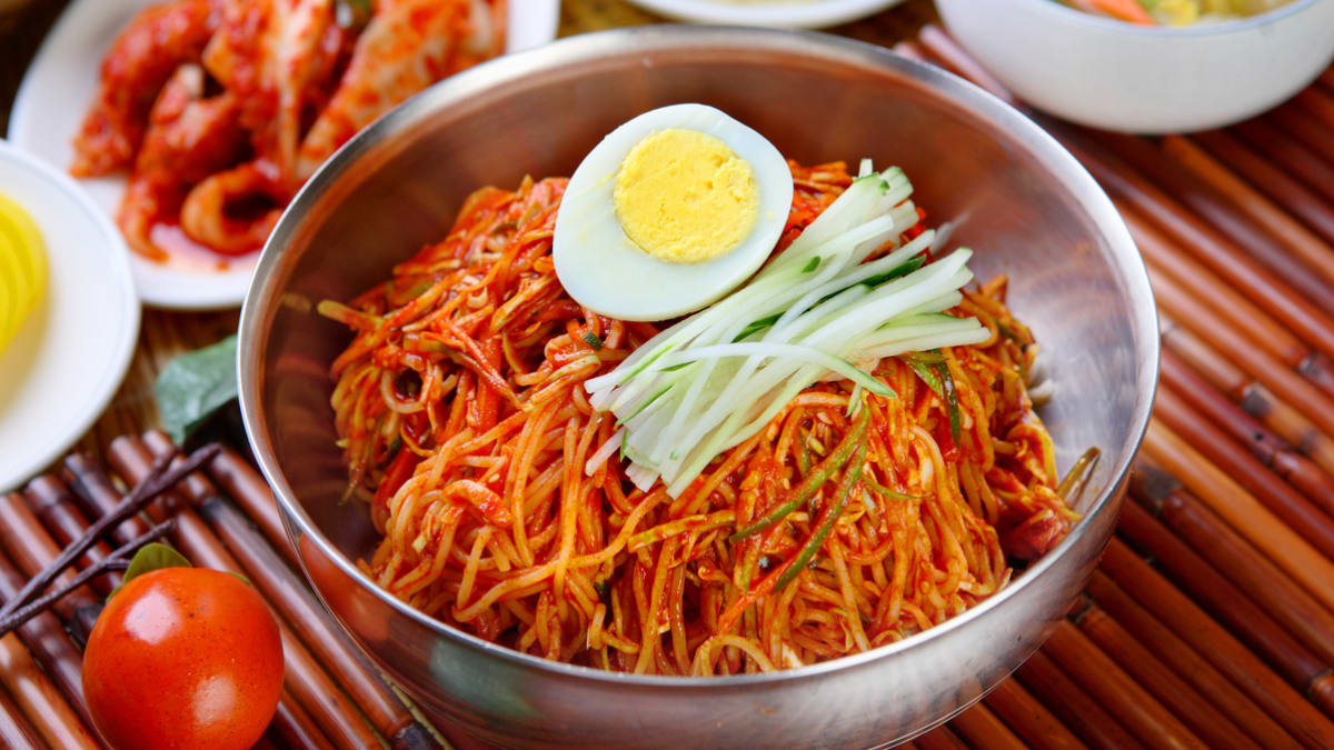 Bibim guksu – studené pikantní korejské nudle
