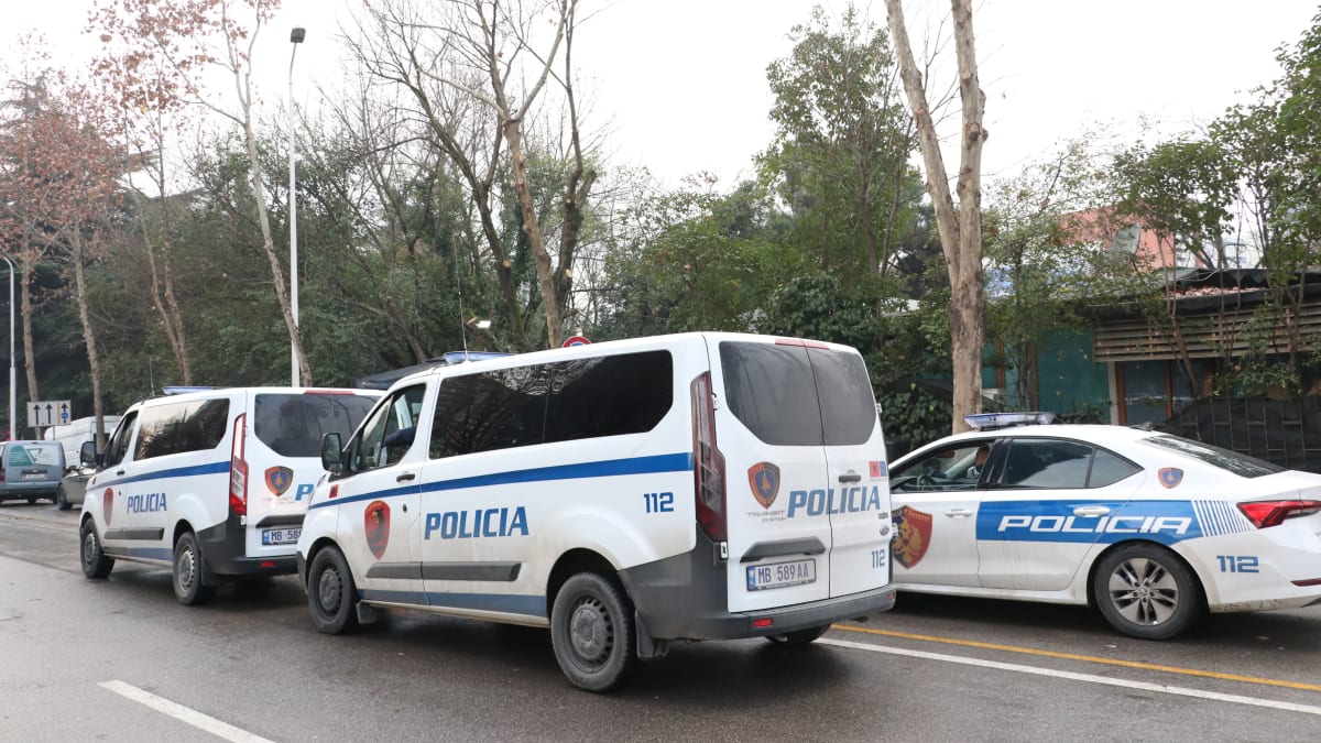 V Albánii byli zatčeni čtyři Češi, kteří fotografovali u zbrojovky ve městě Poliçan.