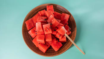 Jak jednoduše nakrájet melounové kostky. Přidat je můžete do salátu, drinku, ale i k sýru