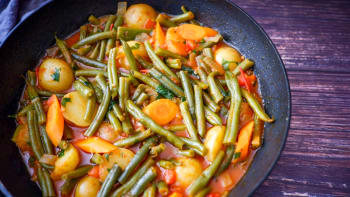 Fasolakia – řecké zeleninové stew s fazolkami, bramborami a rajčaty