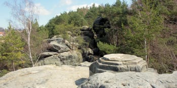 Kunratické Švýcarsko: Dutý kámen nabízí rozmanité reliéfy vytesané do skal i mnoho pověstí
