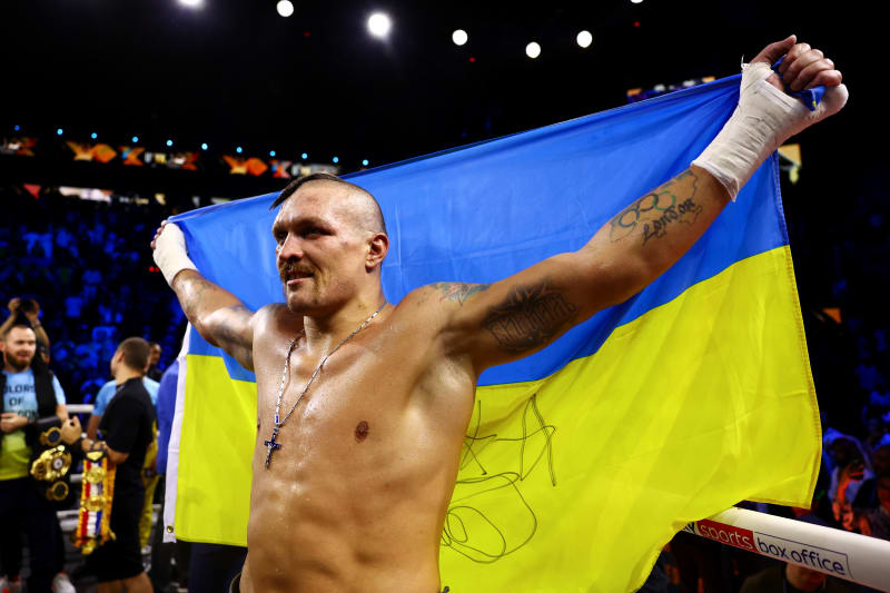 Ukrajinský boxer Oleksandr Usyk zůstává mistrem světa v těžké váze organizací WBA, WBO, IBF a IBO. Brita Anthonyho Joshuu v Džiddě porazil na body.