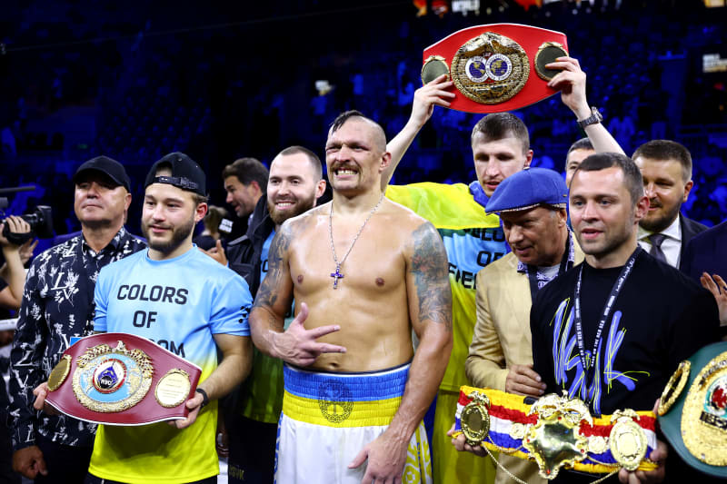 Ukrajinský boxer Usyk znovu porazil Joshuu a je dál šampionem těžké váhy.