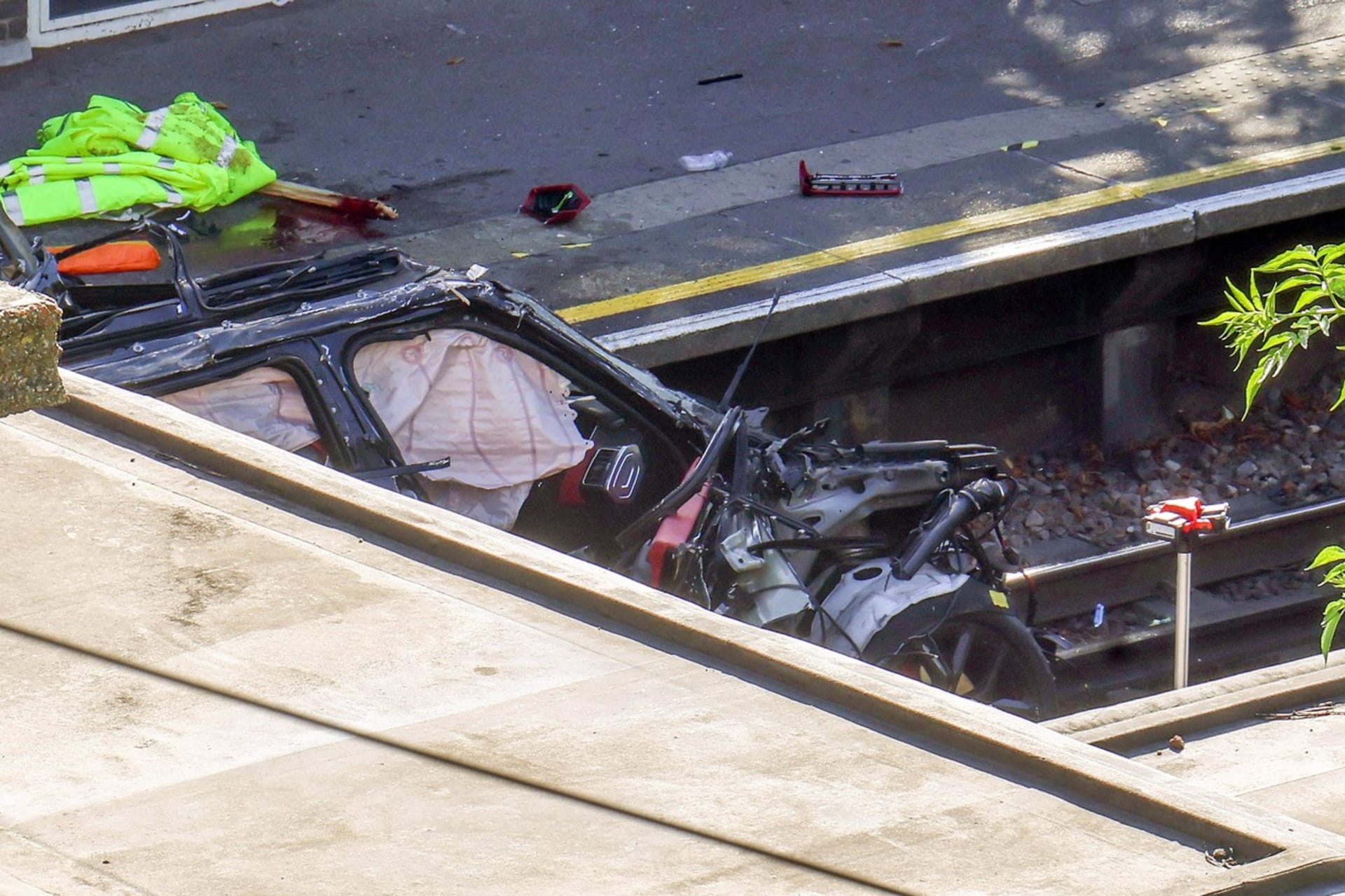 Při dopravní nehodě v Londýně zemřela jedna žena, tři lidé se zranili.