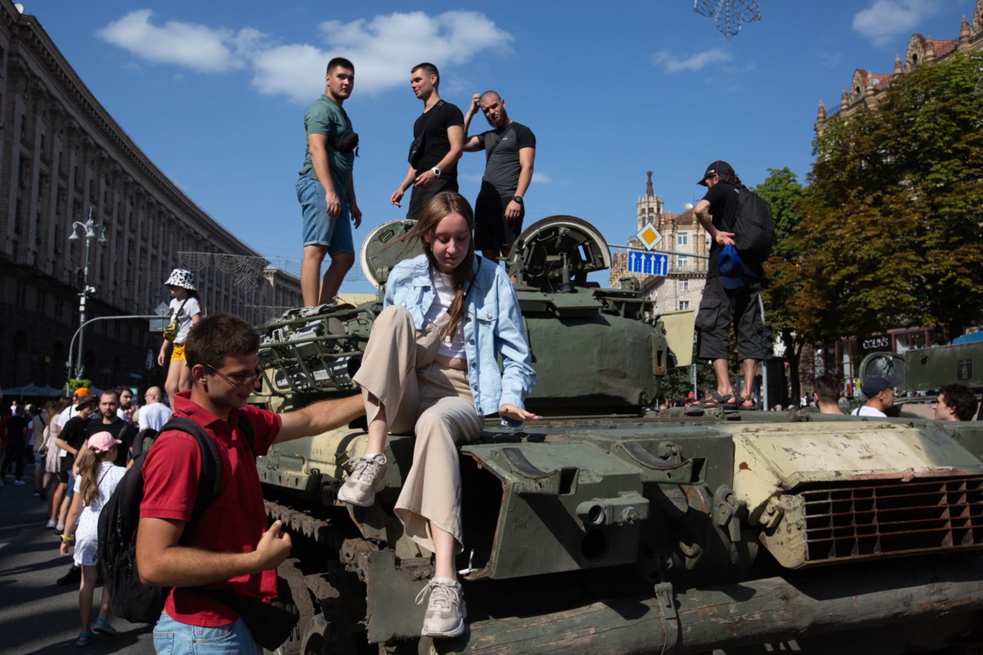 Na ukázku zničených ruských tanků a obrněných vozidel na třídě v centru Kyjeva přišly davy lidí.