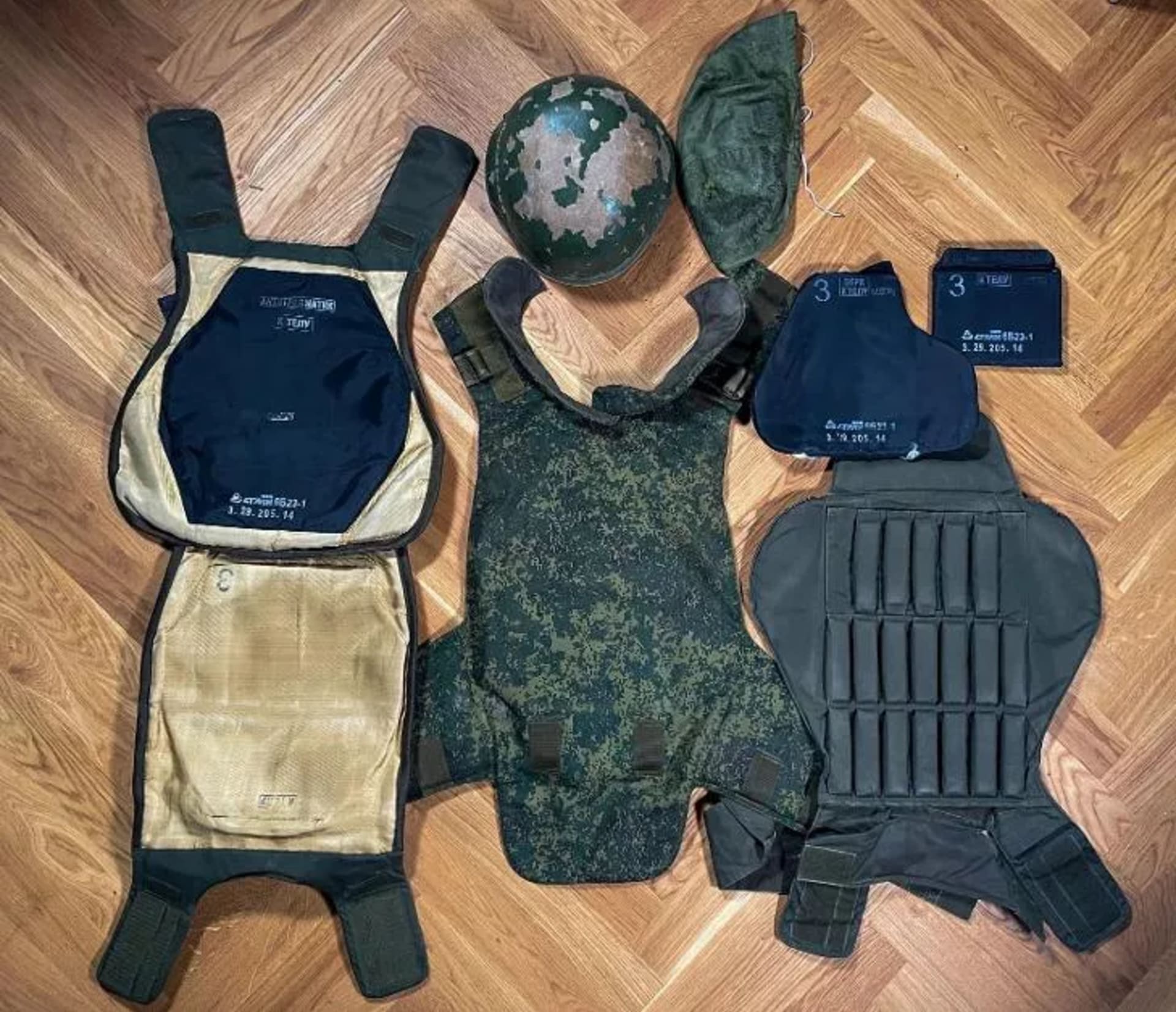 Ruský vojenský set: přilba, vesta a ochranné pláty