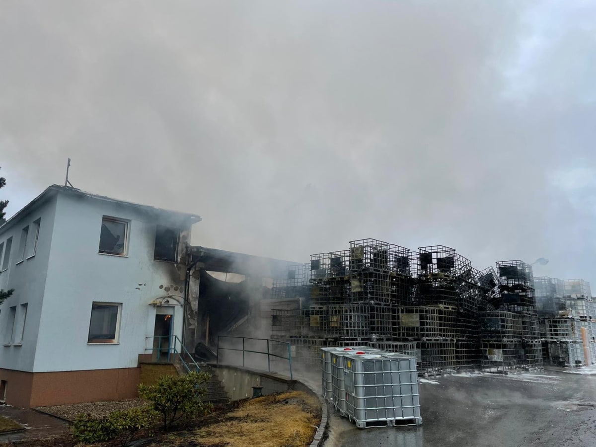 Hasiči zasahují u požáru v Novém Městě nad Metují.